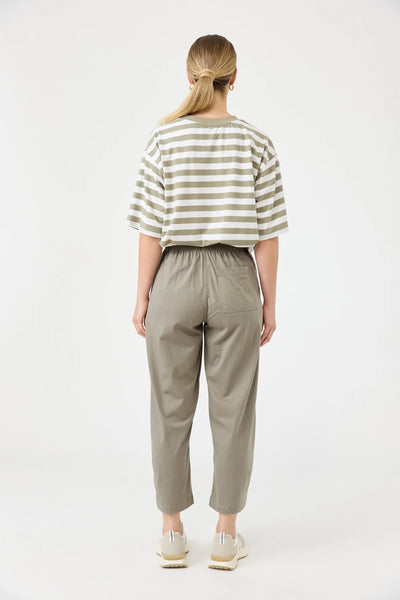 STUDIO TRAVELLER PANT - OLIVE