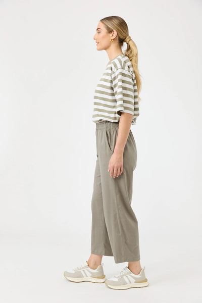 STUDIO TRAVELLER PANT - OLIVE