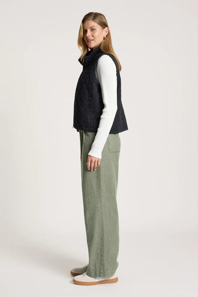 SANSI QUILTED CROP VEST - BLACK