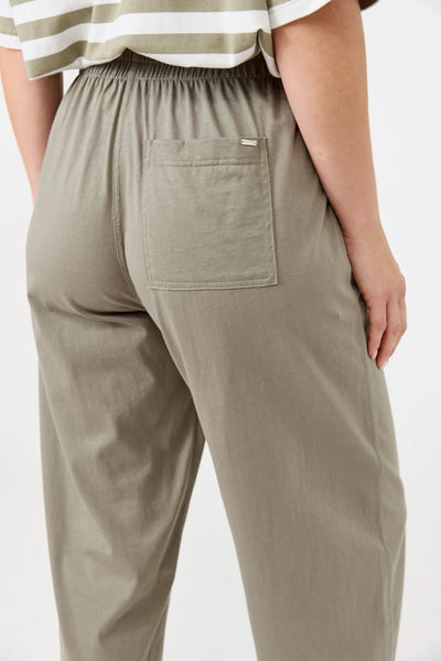 STUDIO TRAVELLER PANT - OLIVE
